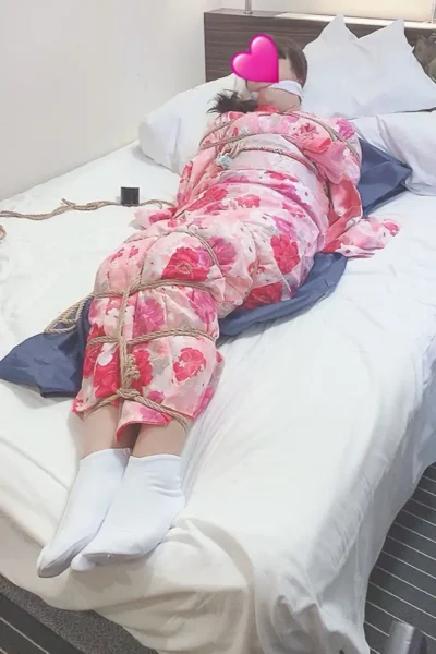振袖姿なのに…っ！縄で緊縛、袋に閉じ込められて…後編１