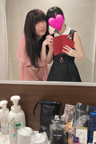 ピンクのワンピースに身を包みながら、女の子らしいお化粧をまとったゆみちゃんを見た瞬間、リサは思わず息を呑んだ。４