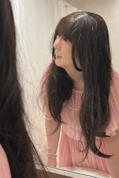 ピンクのワンピースに身を包みながら、女の子らしいお化粧をまとったゆみちゃんを見た瞬間、リサは思わず息を呑んだ。５