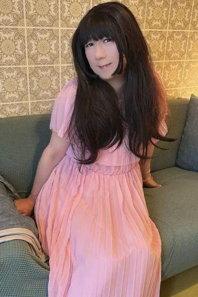 ピンクのワンピースに身を包みながら、女の子らしいお化粧をまとったゆみちゃんを見た瞬間、リサは思わず息を呑んだ。８