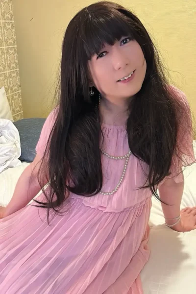 ピンクのワンピースに身を包みながら、女の子らしいお化粧をまとったゆみちゃんを見た瞬間、リサは思わず息を呑んだ。９
