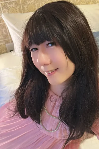 ピンクのワンピースに身を包みながら、女の子らしいお化粧をまとったゆみちゃんを見た瞬間、リサは思わず息を呑んだ。１０
