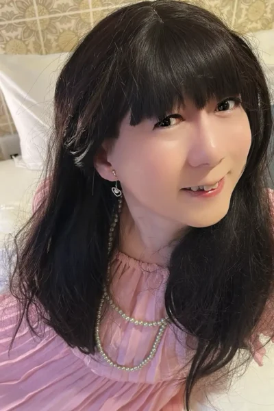 ピンクのワンピースに身を包みながら、女の子らしいお化粧をまとったゆみちゃんを見た瞬間、リサは思わず息を呑んだ。１１