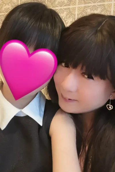 ピンクのワンピースに身を包みながら、女の子らしいお化粧をまとったゆみちゃんを見た瞬間、リサは思わず息を呑んだ。１２