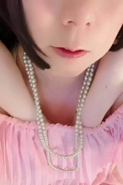 ピンクのワンピースに身を包みながら、女の子らしいお化粧をまとったゆみちゃんを見た瞬間、リサは思わず息を呑んだ。１８